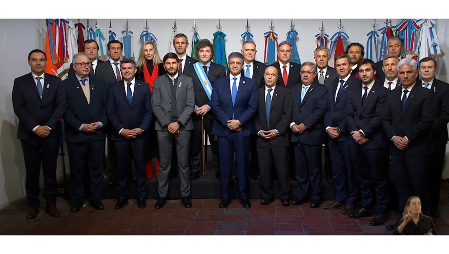 Javier Milei junto a los gobernadores firmantes del Pacto de Mayo. (Archivo)