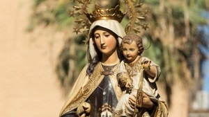Virgen del Carmen: cómo pedirle en tiempos difíciles, conociendo la tradición del escapulario