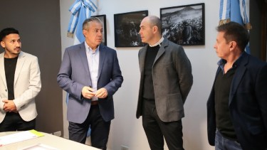 El gobernador Rolando Figueroa firmó el contrato junto al intendente Esteban Cimolai. Foto: https://www.neuqueninforma.gob.ar/