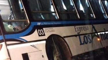 Video | Peligro en las rutas: un colectivo derrapó por el hielo y dejó varios heridos, en San Martín de los Andes