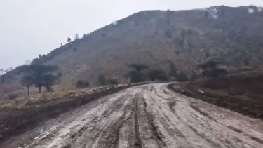 Video | La Ruta 23 de Neuquén, entre pozos y barro por la nieve: así quedó tras el temporal