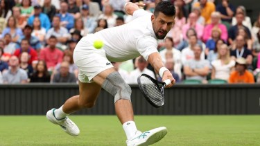 Novak Djokovic lució una particular rodillera en su debut de Wimbledon.