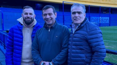 Fernando Banderet, intendente de Añelo, junto a dos dirigentes de Boca. Foto: Gentileza.