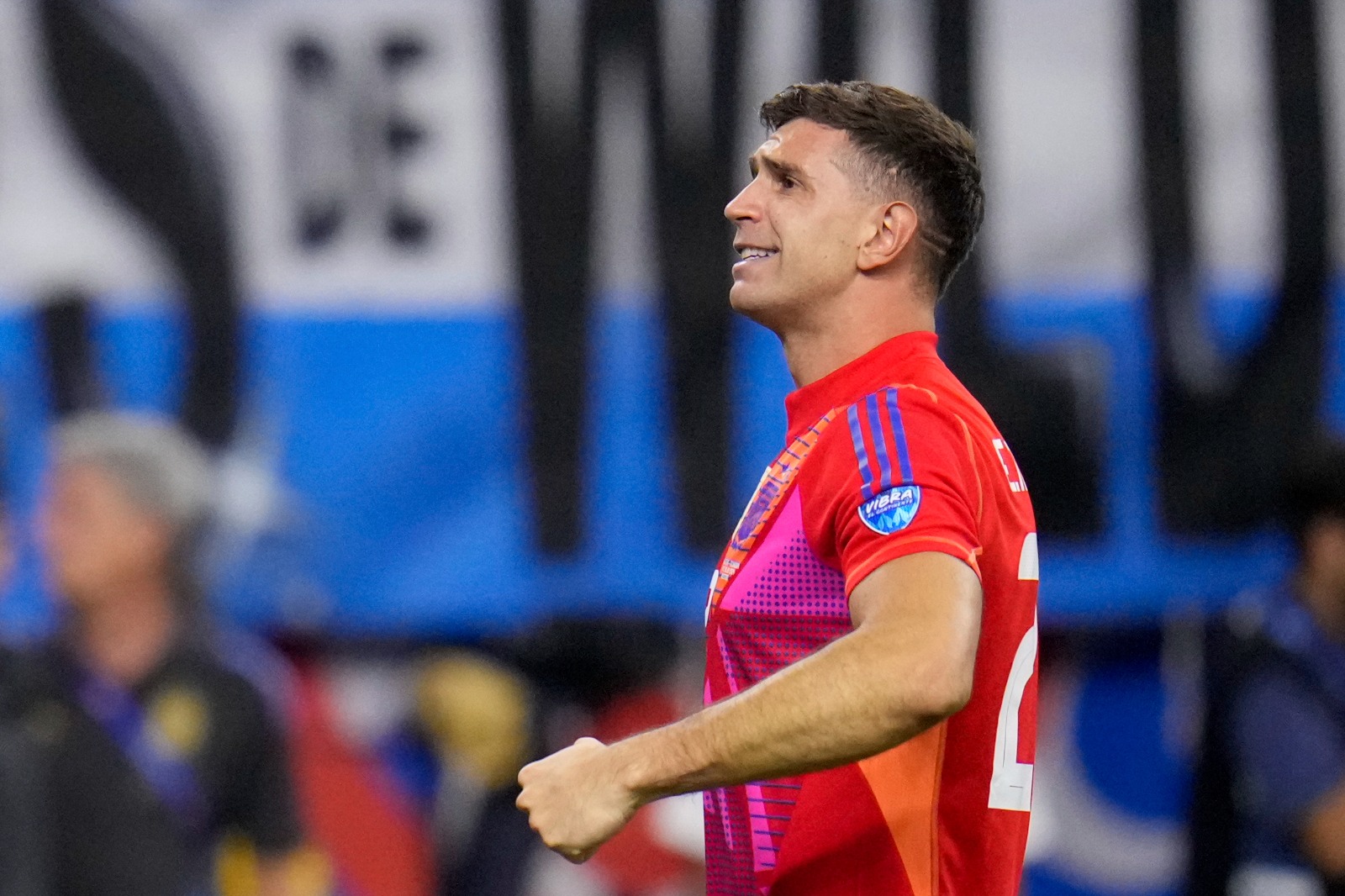Dibu Martínez se emocionó después del triunfo. (Foto: AFP)