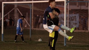 Torres metió el último penal y festejó con Lara, que atajó dos. (Foto: Oscar Livera)
