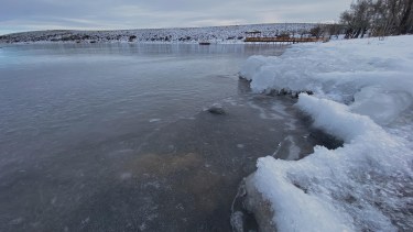De la laguna congelada a la burbuja de hielo, la recorrida de un fotógrafo por su pueblo de la Patagonia, el más frío del país