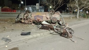 Choque en la Ruta 22 de Neuquén: el auto quedó destruido, pero él se salvó y salió ileso