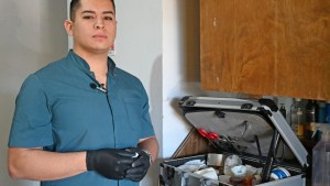 Trabaja de maquillar a gente que murió, una profesión poco común en Neuquén y Río Negro: Gonzalo cuenta cómo es la tanatoestética