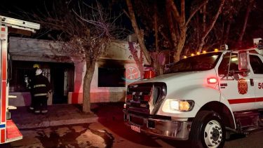 Incendio en una vivienda de Roca, frente al Canalito. Crédito Bomberos de Roca