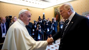 El Papa Francisco le da la mano al presidente estadounidense Donald Trump durante una audiencia privada en el Vaticano, el 24 de mayo de 2017. Osservatore Romano/Handout vía REUTERS
