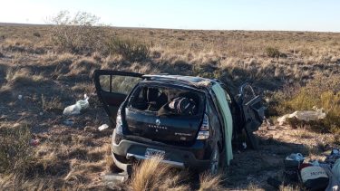 Una familia de Córdoba volcó en Ruta 6, mientras viajaban a Cipolletti. Crédito gentileza