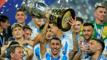 La última copa. Fideo Di María cerró un ciclo brillante en la Selección Argentina. Y será póster. (Archivo AFP)