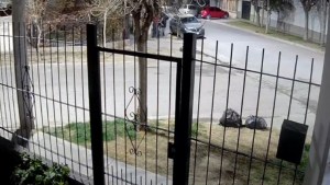 Video | Tres hombres la atacaron para robarle el auto en Neuquén