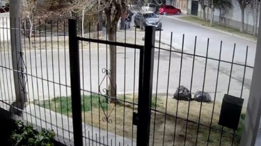 Video | Tres hombres la atacaron para robarle el auto en Neuquén