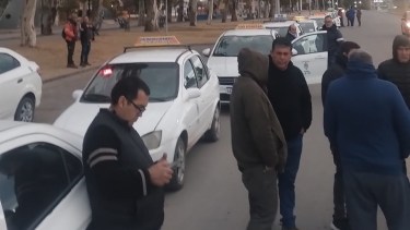 Taxis concentran en la Plaza del Bicentenario para movilizar por aumento de tarifa. Foto: Gentileza. 