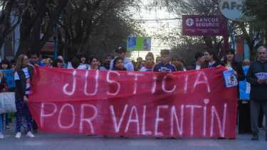 Video | Marcharon por el niño de cuatro años muerto en Roca: tensión y pelea con un conductor