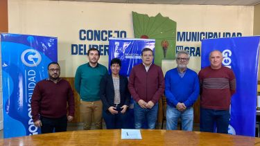 Los legisladores peronistas Dantas e Ivancich junto a intendentes respaldaron las gestiones de Weretilneck por la planta de GNL. Foto: Gentileza