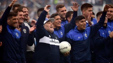 Chacón, en la última fila del medio, detrás de Maradona en su paso por Gimnasia.