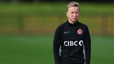 Bev Priestman fue suspendida y no podrá defender el Oro Olímpico obtenido en 2021.

