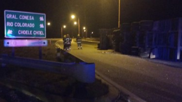 Grave accidente en la rotonda hacia San Antonio Oeste y Las Grutas: un camionero y su acompañante sufrieron graves heridas