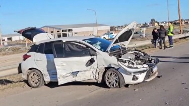 Así quedó el Yaris blanco tras el fuerte impacto contra un Toyota azul en Carmen de Patagones, en el cruce entre la Ruta Nacional N° 3 y Juan de la Piedra. 