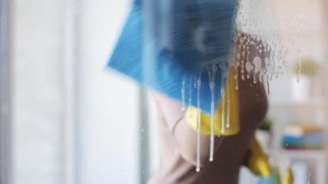 Empleadas domésticas pueden cobrar una suma doble en sus sueldos de agosto 2024: de qué se trata