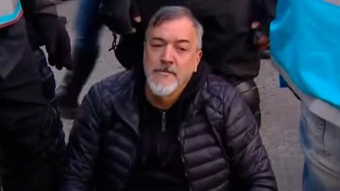 Rodolfo Aguiar rodeado de policías en Buenos Aires: qué pasó en las protestas contra los despidos