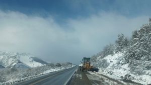 Nevadas en Ruta 40: despejaron la nieve entre Bariloche y El Bolsón, sigue cerrado un camino