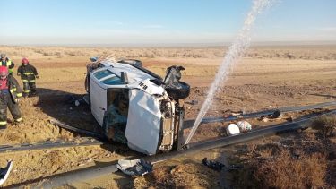Una camioneta volcó sobre Ruta 8, uno de los caminos que conecta zonas petroleras. Foto: Gentileza Chañar Digital  