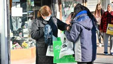 El ecocanje en tres puntos hoy consistió en cambiar bolsas reutilizables a quienes llevaban bolsas de plástico (foto Florencia Salto)
