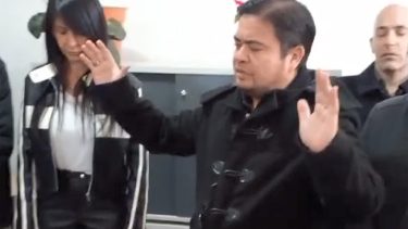 El pastor evangélico y referente del Sindicato de la Fruta, Marcos Bielman, junto a Villaverde al bendecir la nueva sede de PAMI en Cipolletti. Foto: Florencia Salto