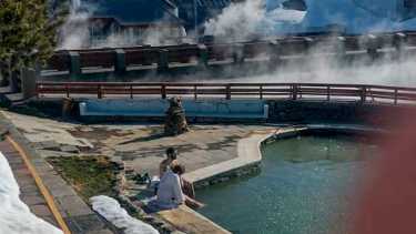 Un día en las mejores termas del mundo: en un pueblo sepultado por la nieve y al pie del volcán Copahue