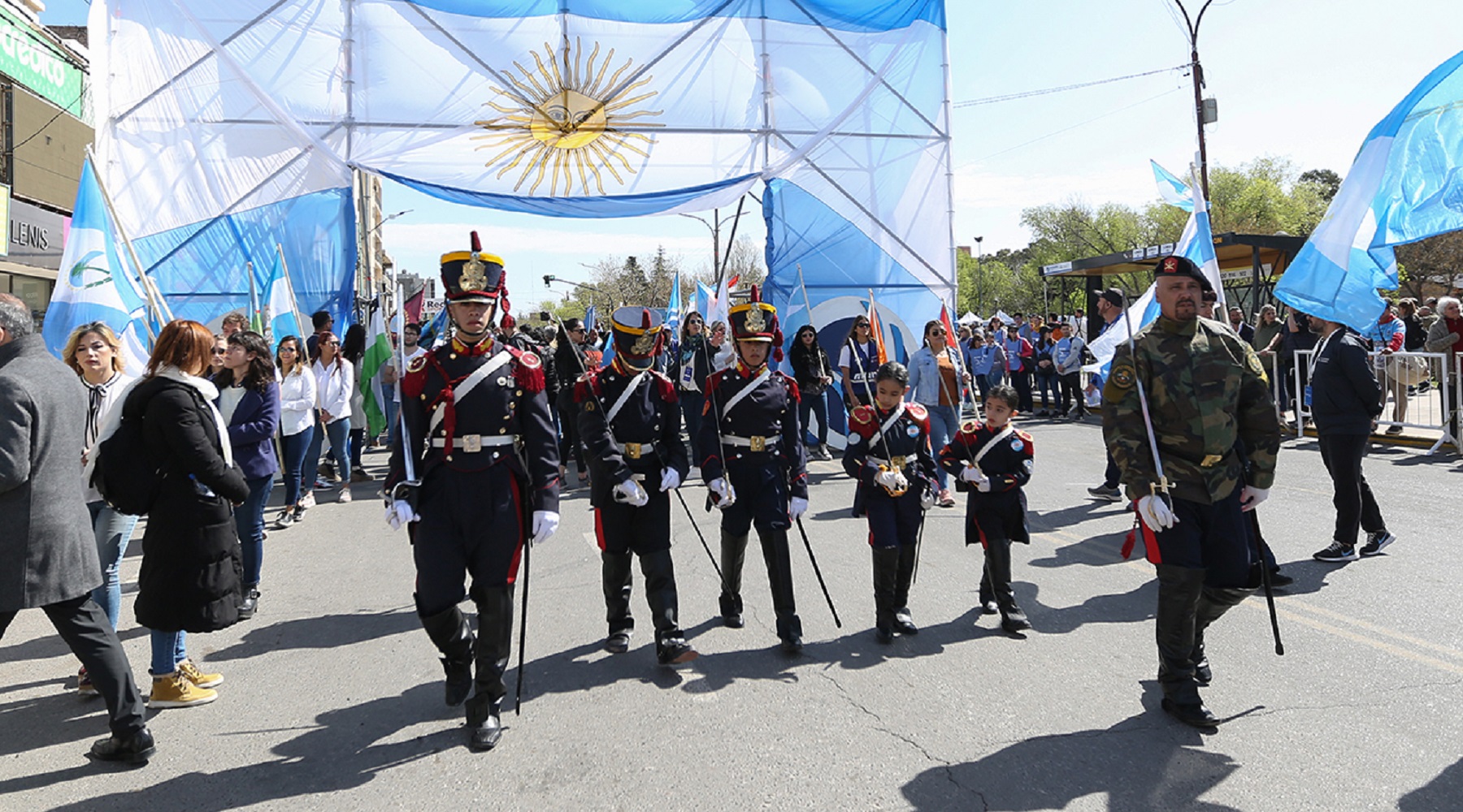 Corte de calle en Neuquén, este martes, por el desfile del 9 de Julio ...