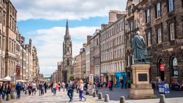 Grupo de estudiantes y docentes siguen varados en Escocia tras ser víctimas de una estafa turística.