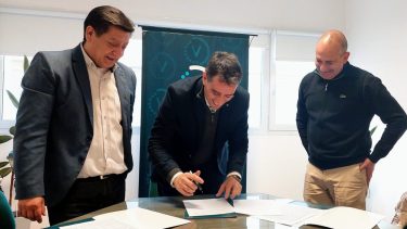 El intendente Marcos Castro y el titular del Concejo de Viedma, Pedro Bichara, se suman a la firma digital. 