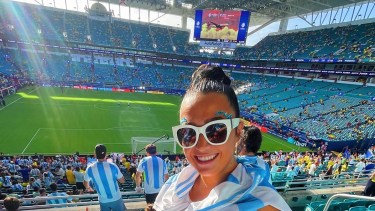 Florencia en el Hard Rock Stadium en Miami cumpliendo el sueño de ver a la Scaloneta. Foto: gentileza.