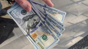 Dólar hoy: leve repunte del blue en un jueves con derrumbe de los financieros, a cuánto cotizaron