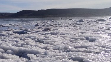 ¡Impresionante! se congeló una laguna en Neuquén 