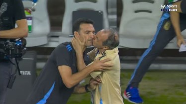 Lionel Scaloni se refirió al momento en que Mario Di Stefano le dio un beso tras la clasificación a semifinales.