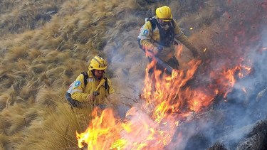 Alerta máxima por incendio en Córdoba: bomberos combaten el fuego en el Cerro Champaquí