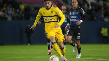Miguel Merentiel of Argentina's Boca Juniors carries the ball during a Copa Sudamericana playoffs soccer match against Ecuador's Independiente del Valle at Banco Guayaquil stadium in Quito, Ecuador, Wednesday, July 17, 2024. (AP Photo/Carlos Noriega)