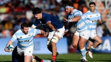 El jugador francés de rugby Hugo Auradou (centro) durante el partido contra Los Pumas. Foto AP