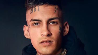 El intérprete sufrió una tremenda caída en pleno show. 