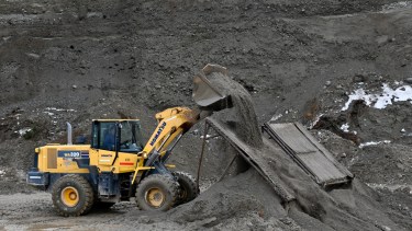 Una de las máquinas compradas por el municipio en subasta privada ya presta servicios en la cantera. (archivo) 