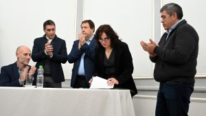 Río Negro firmó contratos y convenios de obras por 3.600 millones para Viedma