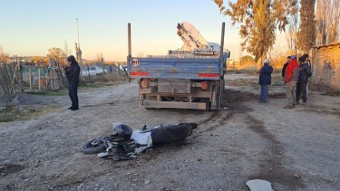 Un joven motociclista está grave tras chocar con un camión en Neuquén: su acompañante se fugó 