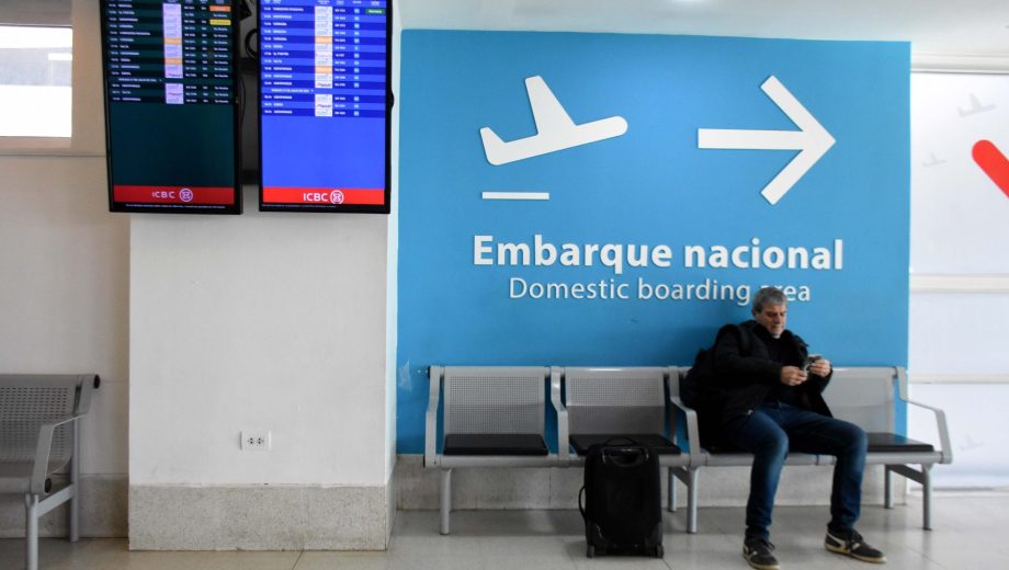 Vuelos afectados por paro en los aeropuertos. Cómo repercutirá en Neuquén y Río Negro. (Foto: Matías Subat).