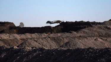 La montaña de Comarsa es visible con sus barros contaminantes en la autovía norte, nueva ruta 22 (foto Matías Subat)