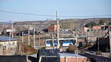 La línea 7 llega hasta la parada del sector Nido, en medio de los sectores en regularización a la vera de Casimiro Gómez (foto Matías Subat)