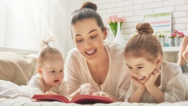 Cuánto cobra una niñera durante julio 2024, según la escala de empleadas domésticas